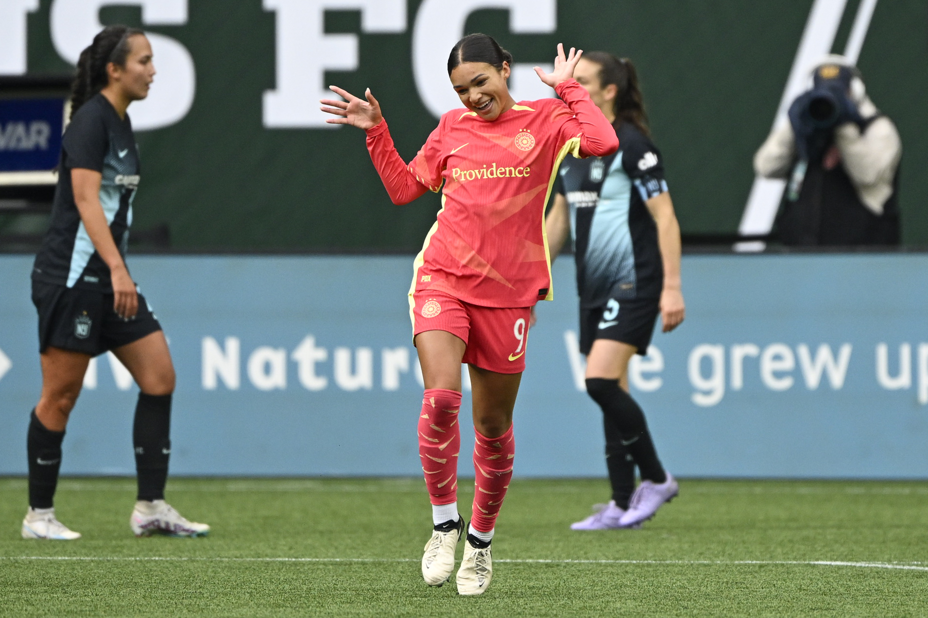 Sophia Smith re-signs with Portland on record deal - Just Women's Sports