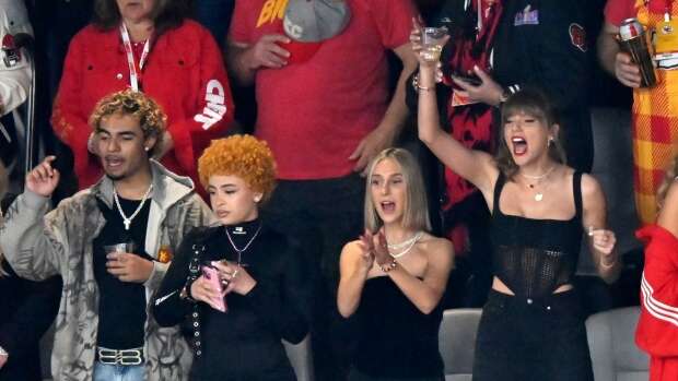 Taylor Swift's Historic Podcast Debut On Travis Kelce's Latest Height Breaks Streaming Records - Marcopolosports.commarcopolosports.com